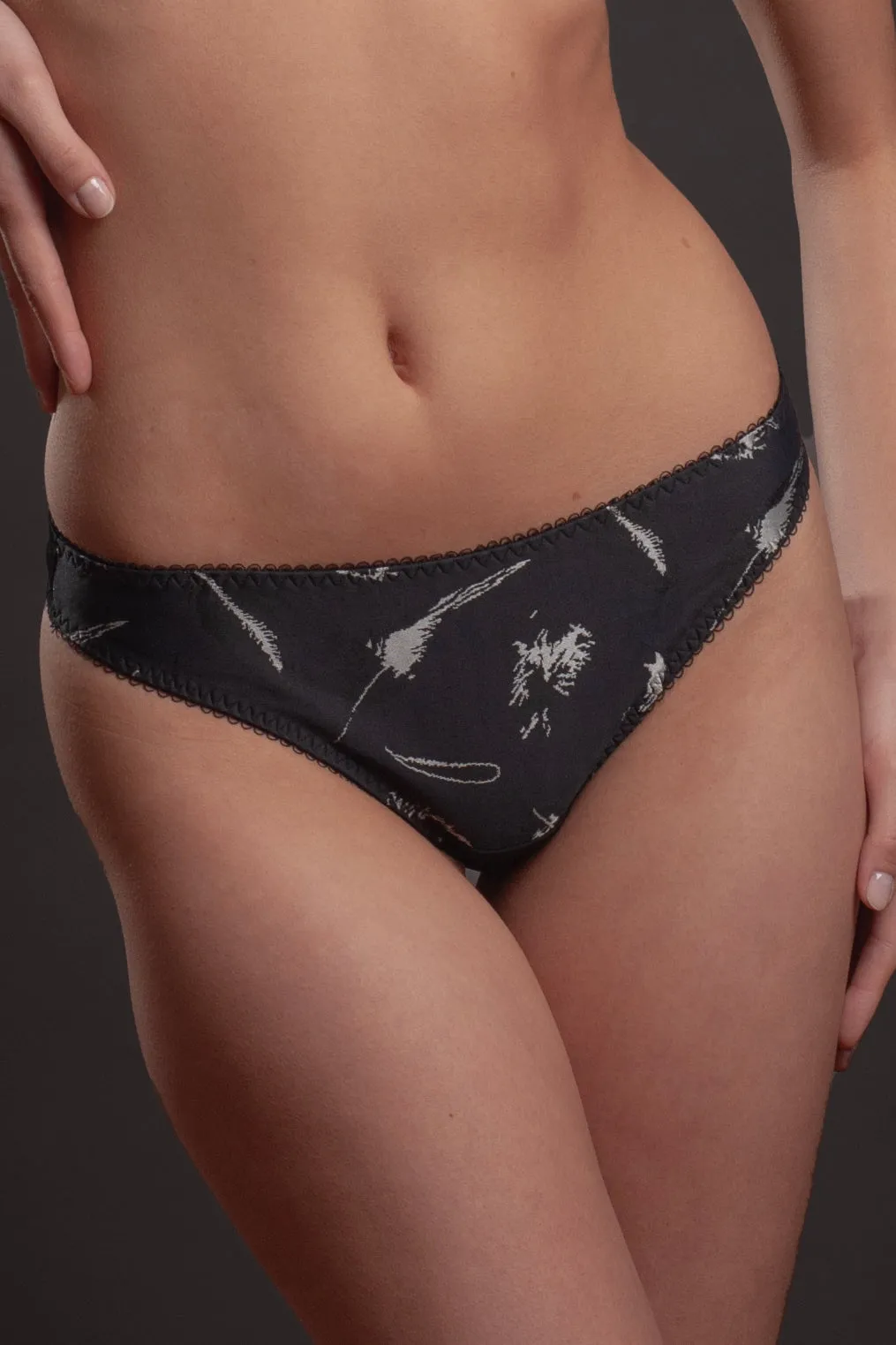 Low-Rise Thong Panty Lavinia Silver Feathers